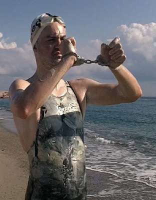 nuoto a delfino manette